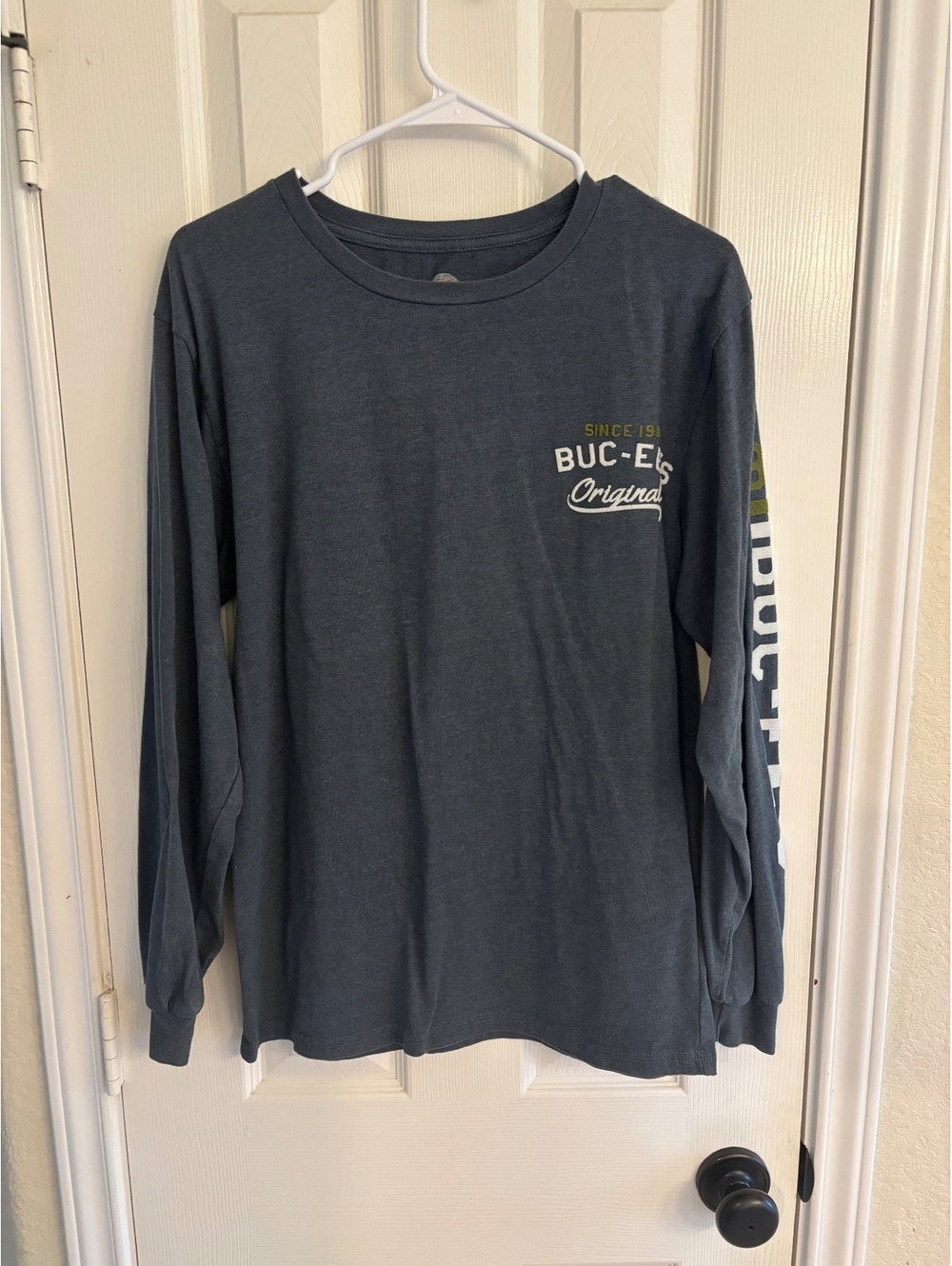 Buc-ee’s Original Long Sleeve Graphic T-Shirt Gray Size Medium Since 1982